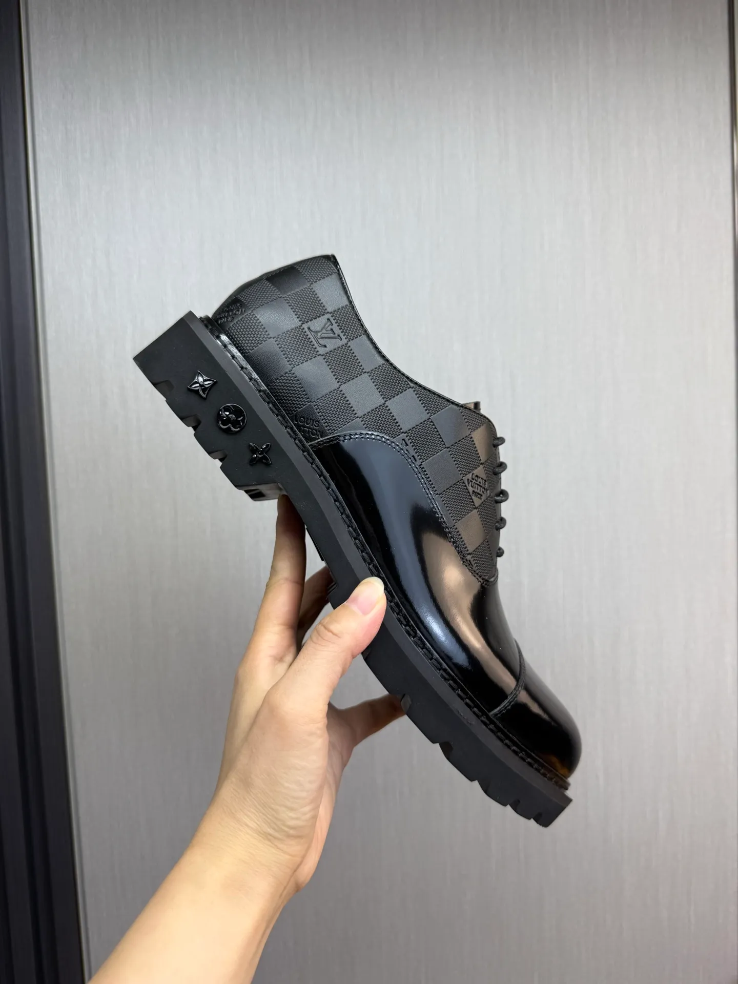 Men's shoes 💰900💰 LV. Men's casual lace-up leather shoes, the latest hot style 🔥 1:1 original purchase quality, top quality goods ⬆️The upper is imported open-edge beaded cowhide, cowhide, and cow suede. The hand-made three-dimensional stitching highlights the round toe design. The inner foot pads are all imported cowhide, with the original wear-resistant foam outsole, matching code 39-44, (38, 45 custom-made, non-refundable)